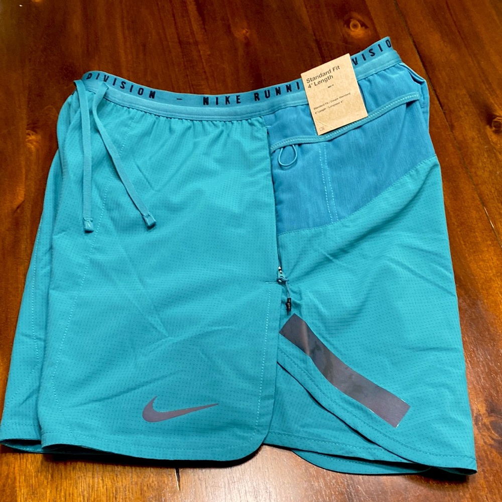 Men’s Nike running division Dri-fit ADV size small standard fit 4” shorts